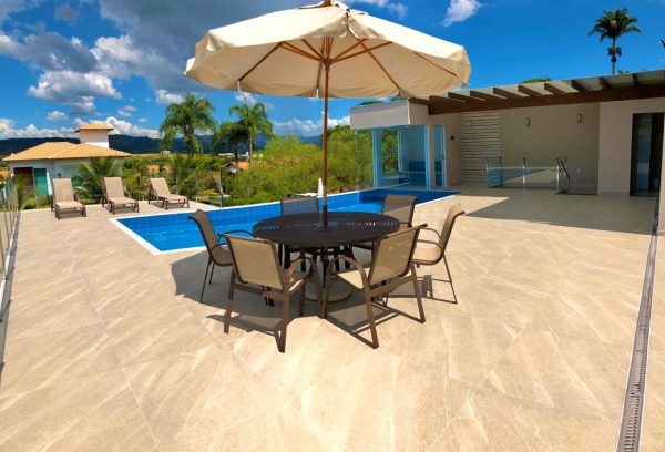 Ref:. 0008 – Casa recém construída em Escarpas do Lago – 7 suítes, piscina e saúna. - Image 2