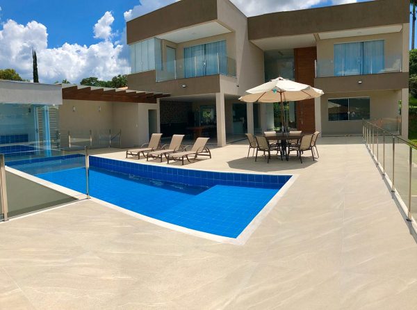 Ref:. 0008 – Casa recém construída em Escarpas do Lago – 7 suítes, piscina e saúna.